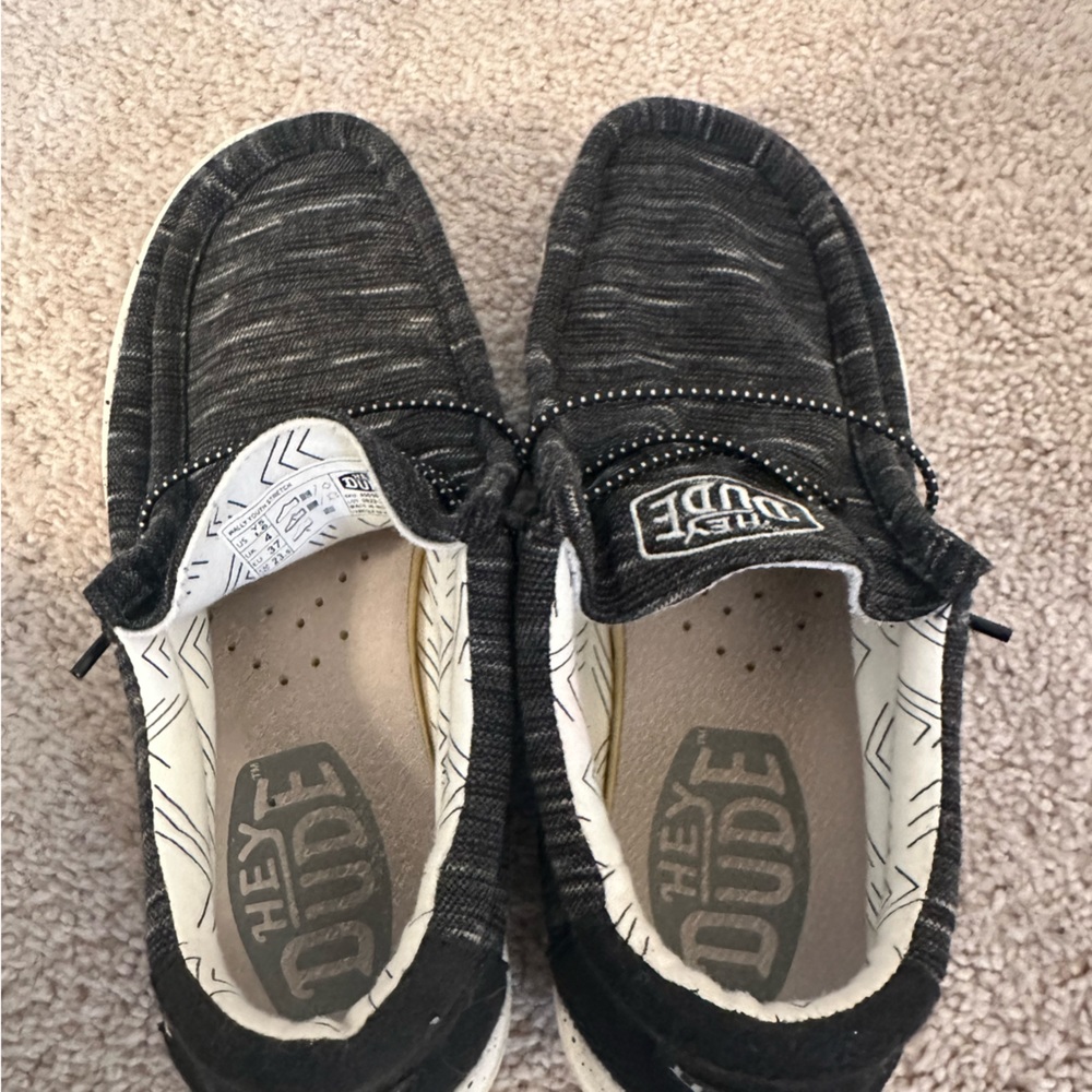 Size 5 in youth. And also L6. Slightly worn light gray.